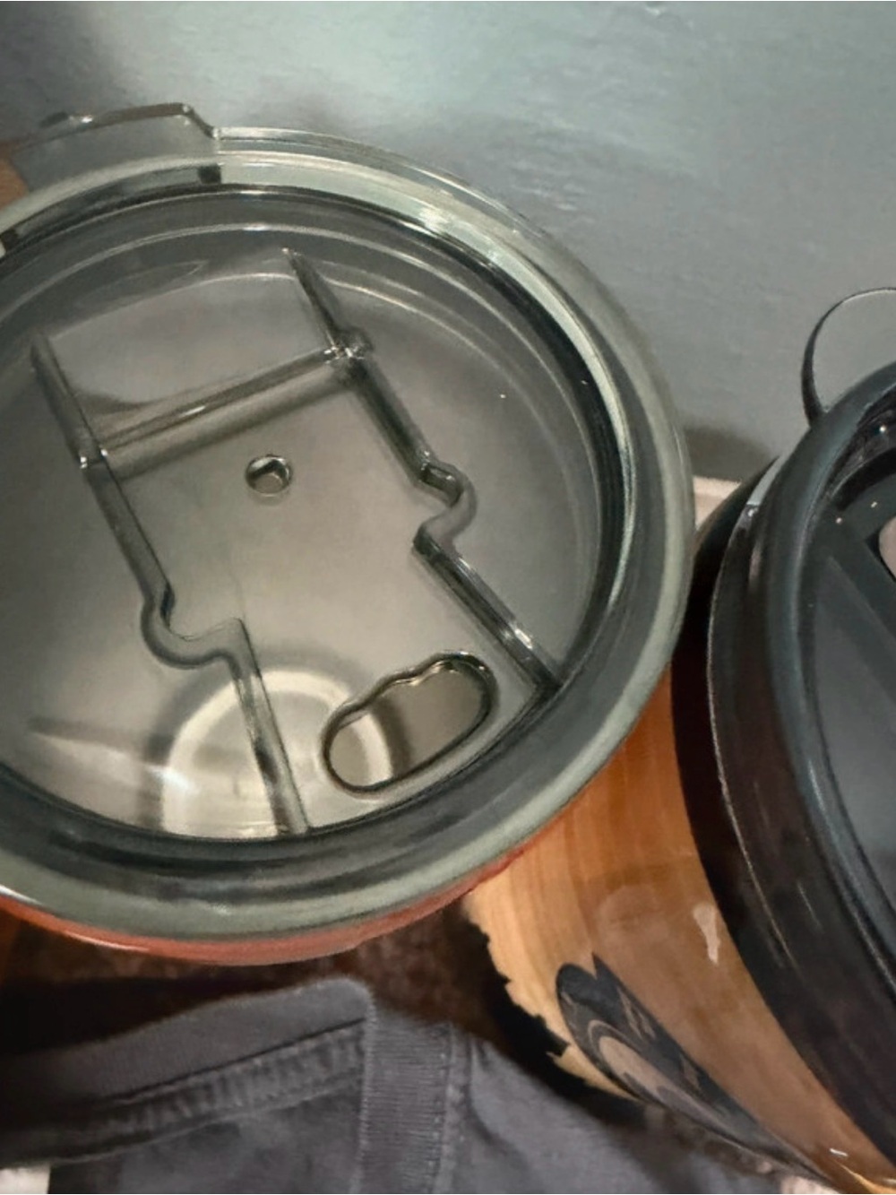Howarts bundle. Crossbody bag. Purse, Tshirt. Two travel cups. Lid broken on 1 - Picture 3 of 7